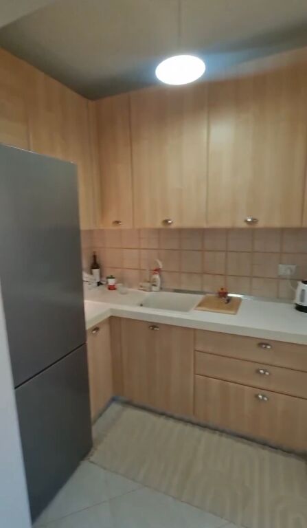 Shitet apartament 1+1 i mobiluar tek Oxhaku