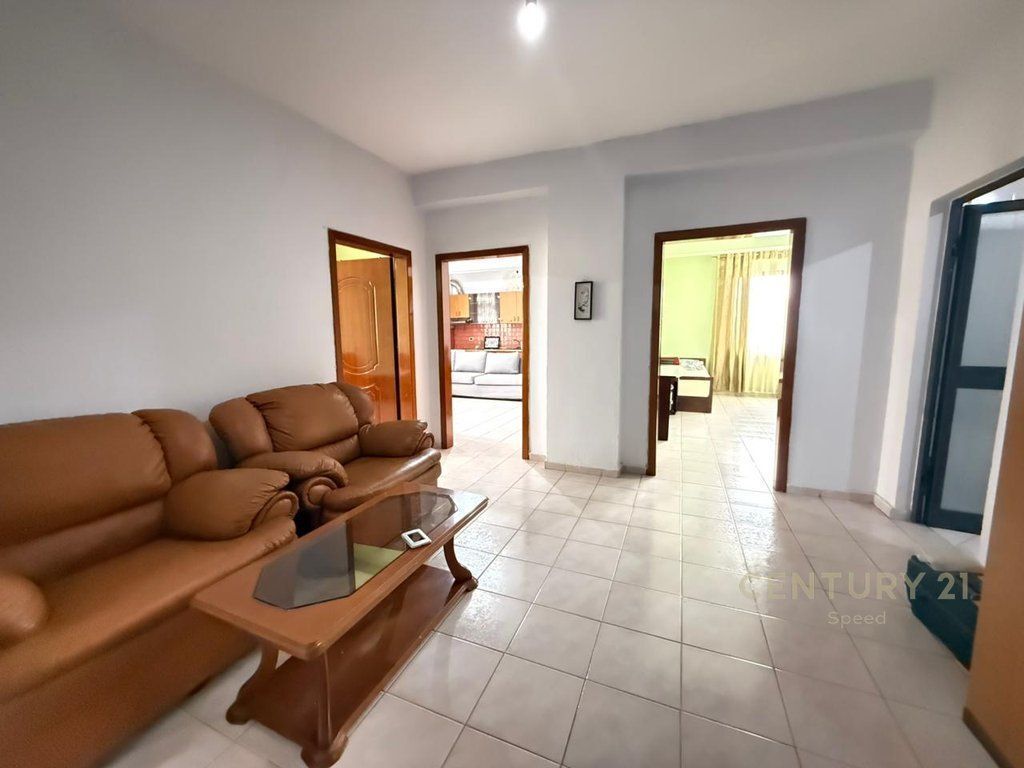 VENDESI APPARTAMENTO 2+1+2 IN VIA KAVAJES