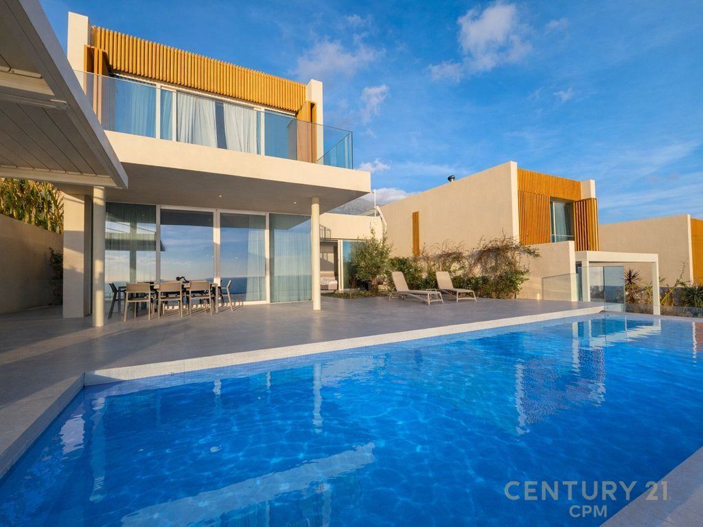 SHITET NJË NGA VILAT MË TË BUKURA NË GREEN COAST, PALASË 3,500,000 €