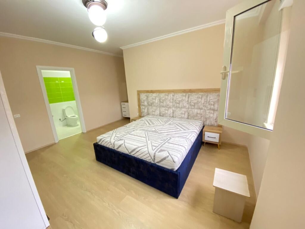 🏡 Jepet me qira 2+1   📍 Rruga Hamdi Sina, pranë Liqeni i Thatë 🌿  📐 136 m² | 🛁 2 banjo | 🌅 2 ballkone 🏢 Kati 3 | 🪑 Mobilim modern i ri ❄️🔥 Sistem ngrohje–ftohje | 🌳 Pamje nga liqeni  💶 70,000 lekë/muaj (neto)