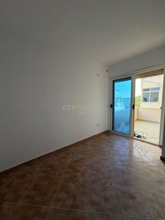 VENDESI APPARTAMENTO 2+1 – VICINO Hotel Florida, SPIAGGIA DURRËS  📍 Posizione molto buona, a pochi passi dal mare 🏢 Anno di costruzione: 2011 🏬 Piano: 5 📐 Superficie netta: 69,80 m² 📄 Con certificato di proprietà  💶 Prezzo: 155.000€ (trattabile)