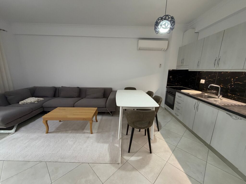 2+1,i mobiluar kopshti zologjik,800 euro me parkim