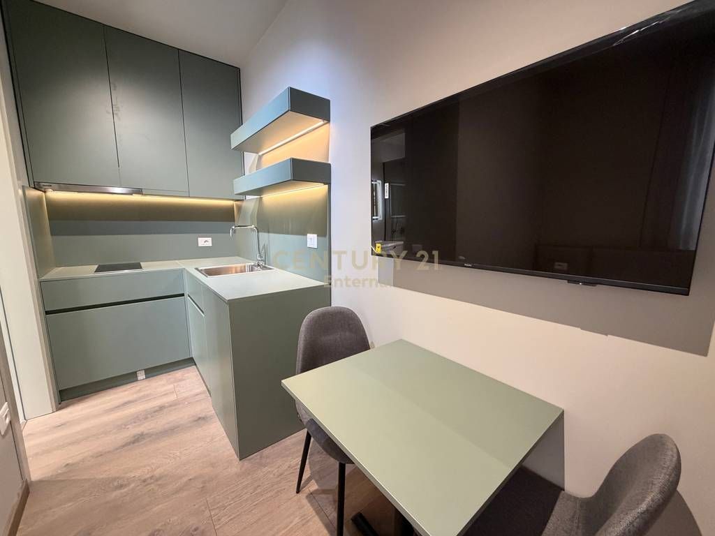 In vendita 3 studi organizzati in un'unica proprietà, nella zona di Rruga Stacioni i Trenit, di fronte a SPAK, a Tirana.