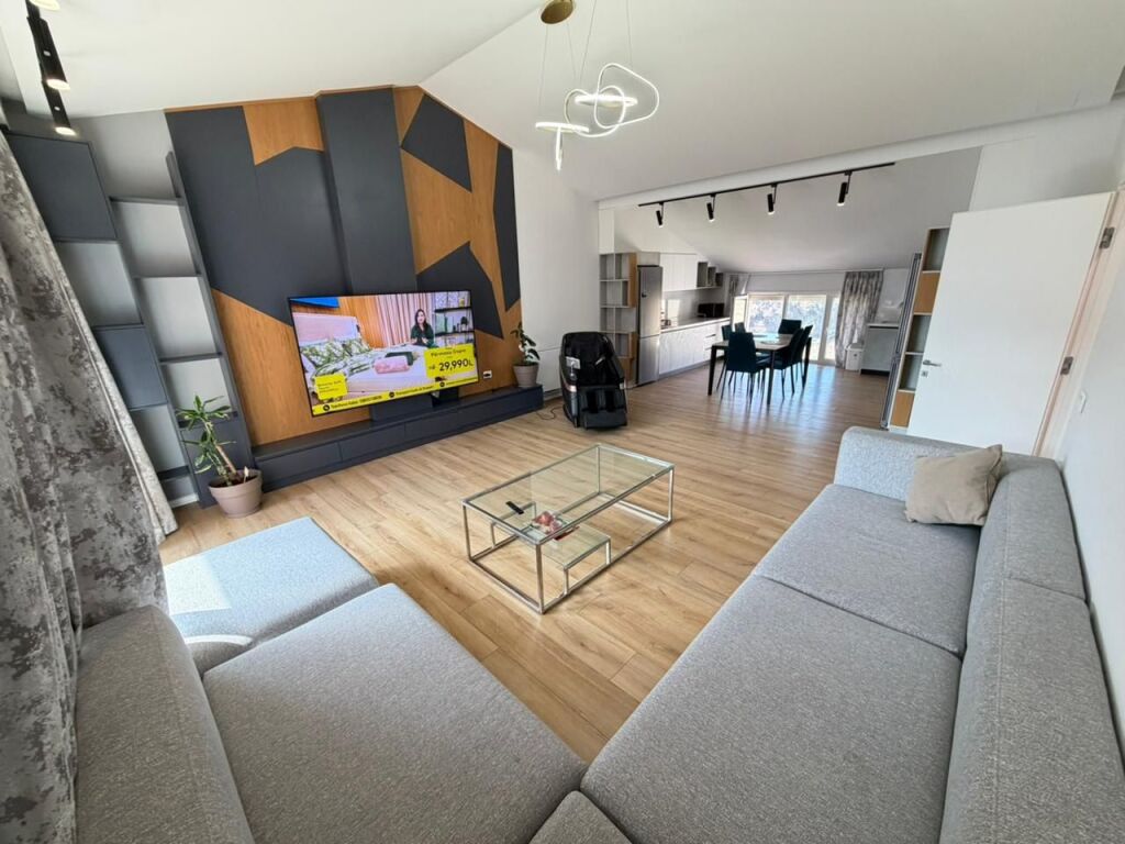 🏡 Jepet me qira 3+1+2 – Penthouse me 3 Parkime 📍 Secret Garden Residence, TEG – Tiranë  🏢 Kati 3 (i fundit – Penthouse) 📐 200 m² 🛏 3 dhoma gjumi 🛁 2 tualete 🌿 2 ballkone 🚗 3 parkime të përfshira në çmim  Apartament modern, me hapësira të bollshme, dritë natyrale gjatë gjithë ditës dhe qetësi absolute. Rezidencë elitare me standard të lartë ndërtimi, ideale për familje që kërkojnë komoditet dhe privatësi pranë TEG.  💶 1,500 € / muaj (përfshirë 3 parkimet)