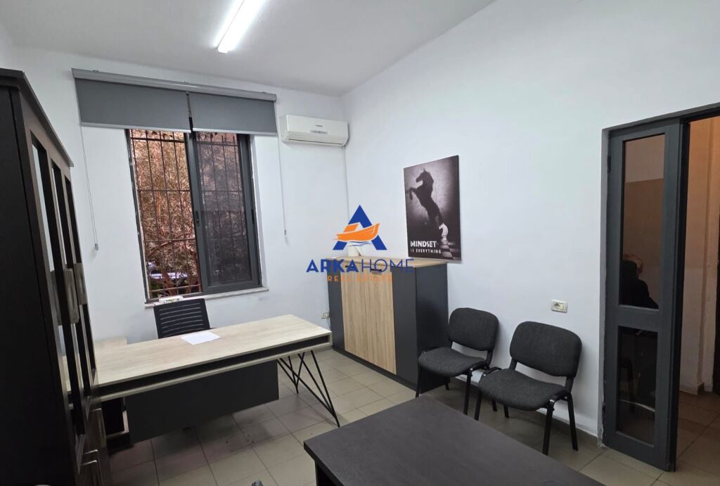 JEPET ZYRE ME QERA 24M2 " BULEVARDI BAJRAM CURR " 50.000 LEKE