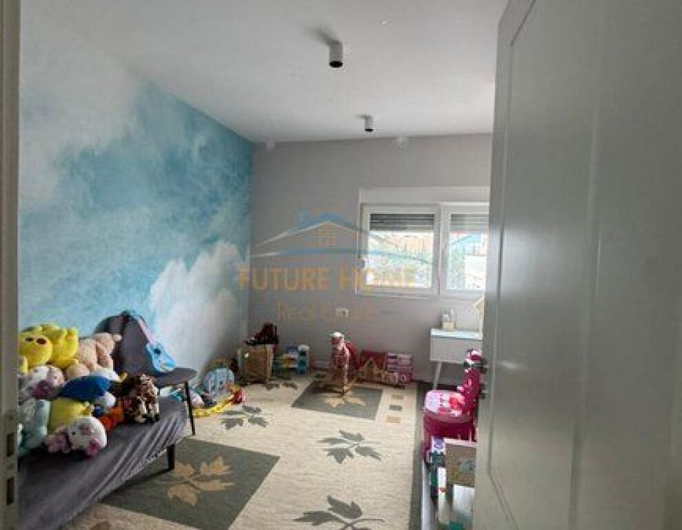 Shitet,Apartament 3+1+2, 21 Dhjetori,Tiranë