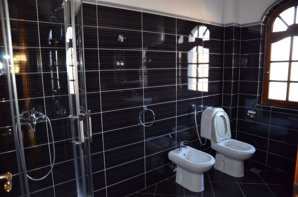 JEPET VILE 4 KATESHE ME QERA TE RRUGA MIHAL GRAMENO 1.500 EURO