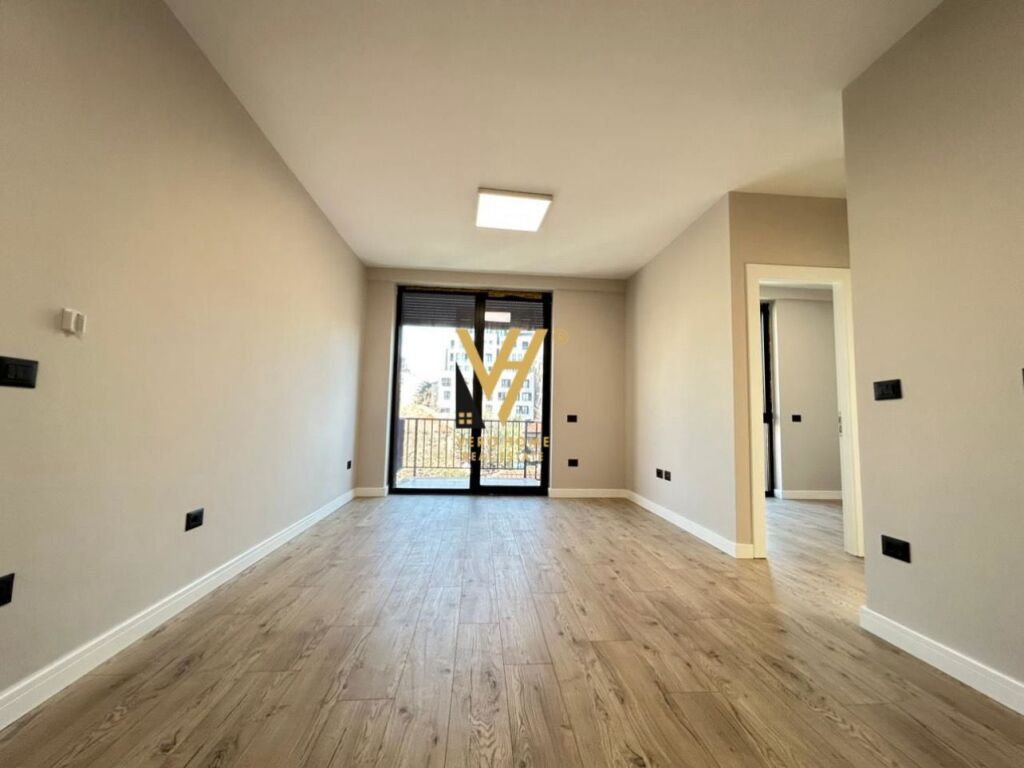 JEPET ZYRE 75 M2 ME QIRA TE SHKOLLA E KUQE 65.000 LEKE