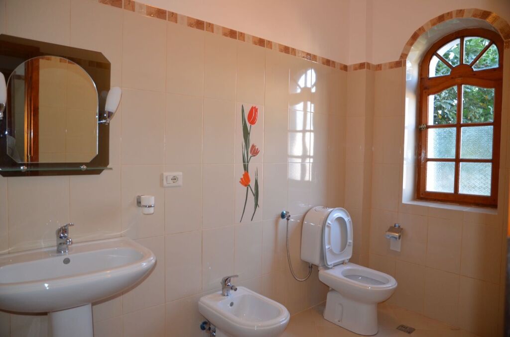 JEPET VILE 4 KATESHE ME QERA TE RRUGA MIHAL GRAMENO 1.500 EURO