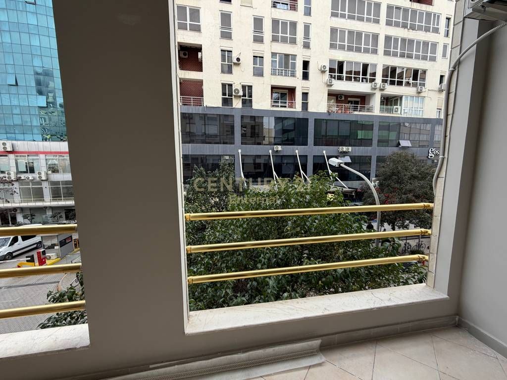 In vendita 3 studi organizzati in un'unica proprietà, nella zona di Rruga Stacioni i Trenit, di fronte a SPAK, a Tirana.