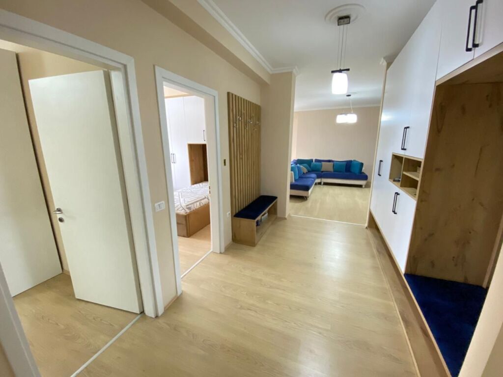 🏡 Jepet me qira 2+1   📍 Rruga Hamdi Sina, pranë Liqeni i Thatë 🌿  📐 136 m² | 🛁 2 banjo | 🌅 2 ballkone 🏢 Kati 3 | 🪑 Mobilim modern i ri ❄️🔥 Sistem ngrohje–ftohje | 🌳 Pamje nga liqeni  💶 70,000 lekë/muaj (neto)