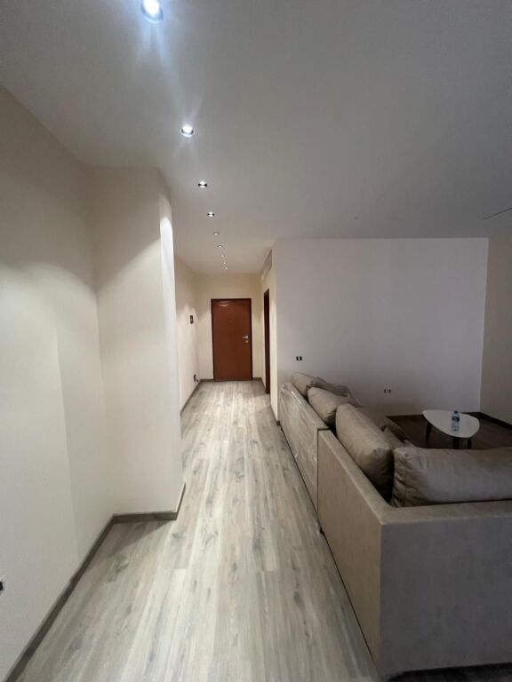 ZYRE ME QERA 160 M2 PAZARI I RI 1.500 EURO