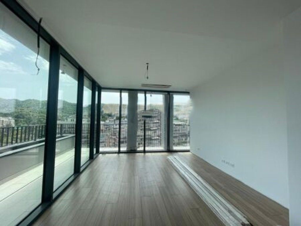 Ambjent zyrash 2+1+2 tek Lake View, Liqeni i Tiranes