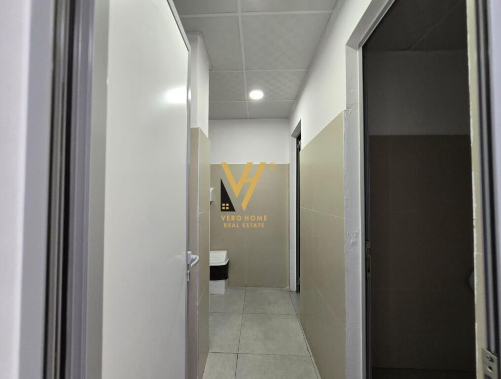 SI AFFITTASI EDIFICIO COMMERCIALE 1.340 M2 IN VIA KAVAJA 15.000 EURO