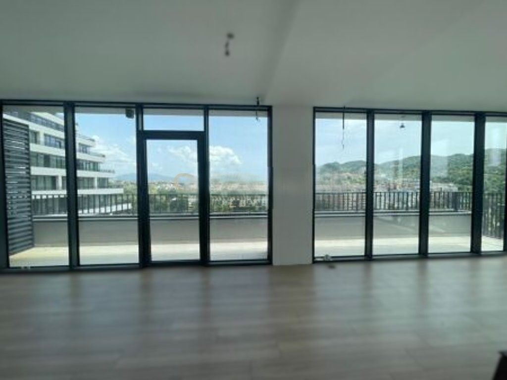 Ambjent zyrash 2+1+2 tek Lake View, Liqeni i Tiranes