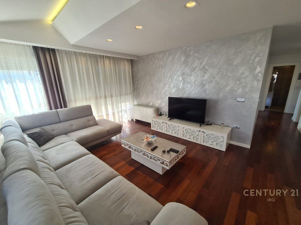 VENDESI APPARTAMENTO 2+1+2 IN VIA KAVAJES