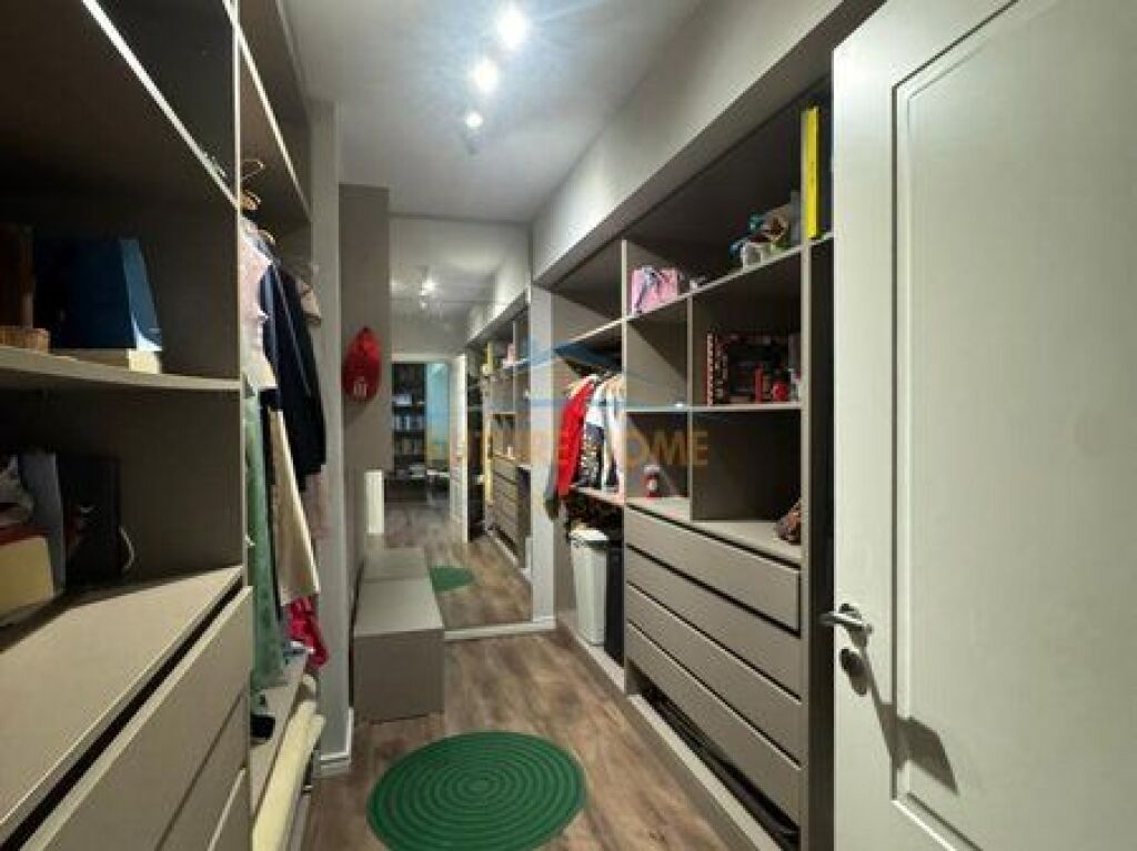 Shitet,Apartament 3+1+2, 21 Dhjetori,Tiranë