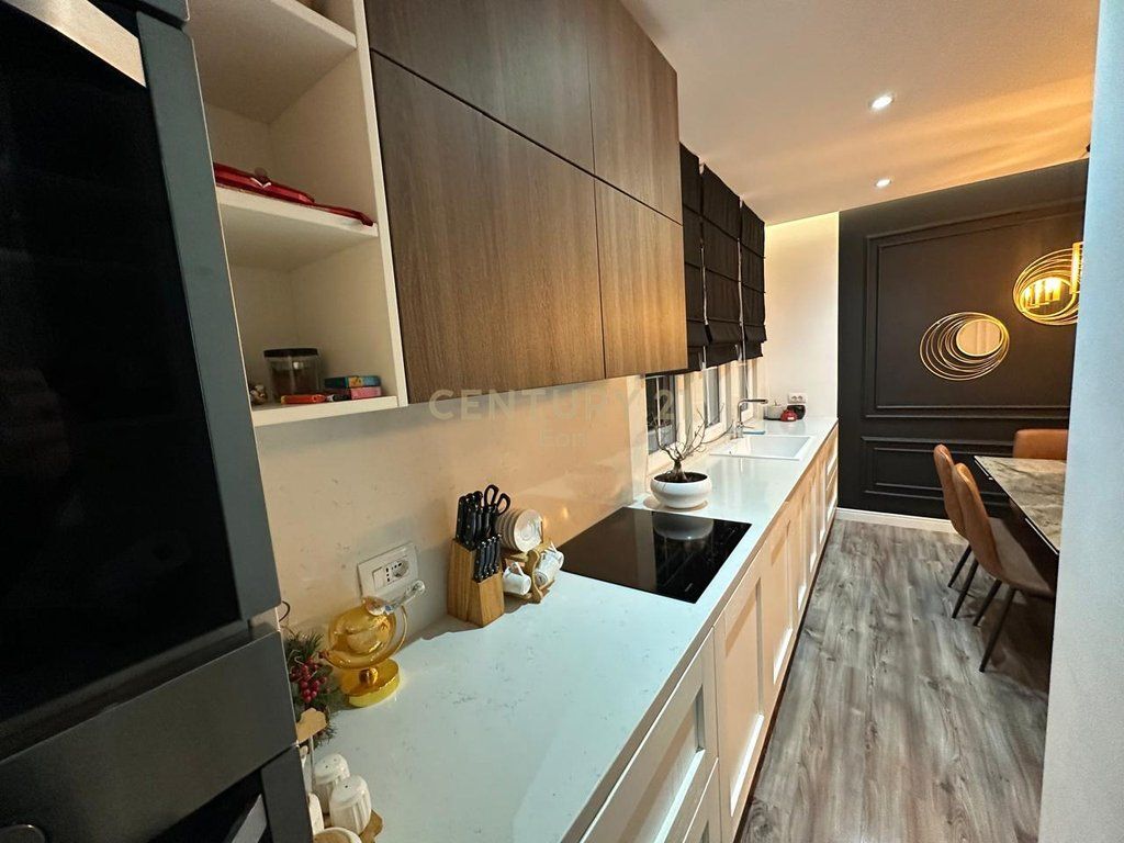 JAPIM ME QIRA APARTAMENT 2+1+2 NE QENDER TE DURRESIT PRANE PORTIT!