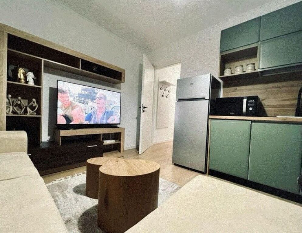 Jepet me qira 1+1 prane Pazarit Te Ri