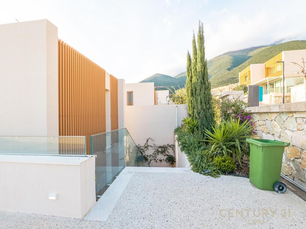 SHITET NJË NGA VILAT MË TË BUKURA NË GREEN COAST, PALASË 3,500,000 €