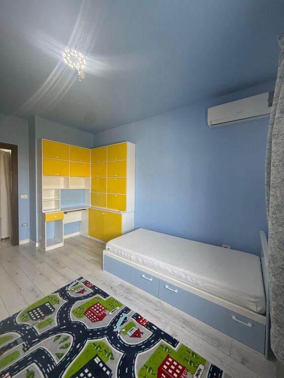 Jepet me qira 2+1 ne Yzberisht (prane Grand Gallery)