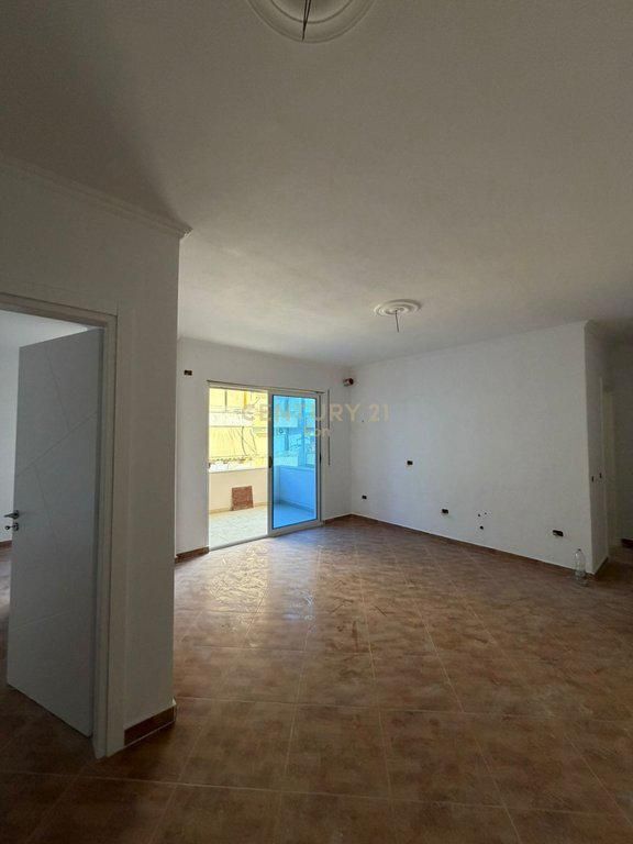 VENDESI APPARTAMENTO 2+1 – VICINO Hotel Florida, SPIAGGIA DURRËS  📍 Posizione molto buona, a pochi passi dal mare 🏢 Anno di costruzione: 2011 🏬 Piano: 5 📐 Superficie netta: 69,80 m² 📄 Con certificato di proprietà  💶 Prezzo: 155.000€ (trattabile)