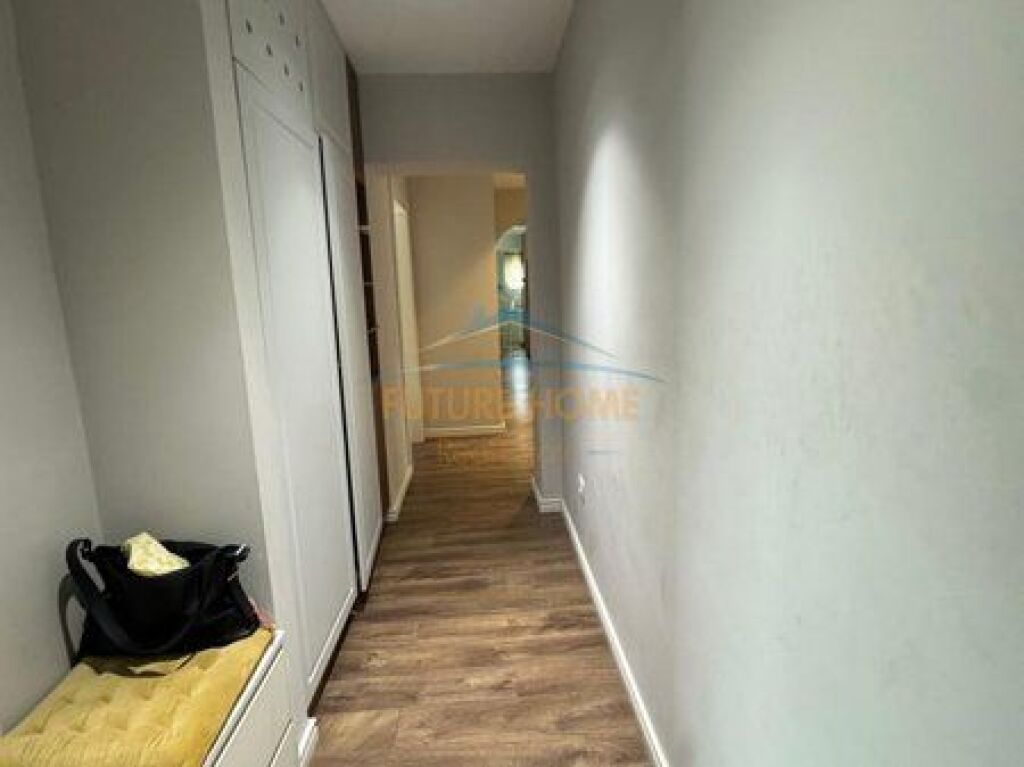 Shitet,Apartament 3+1+2, 21 Dhjetori,Tiranë