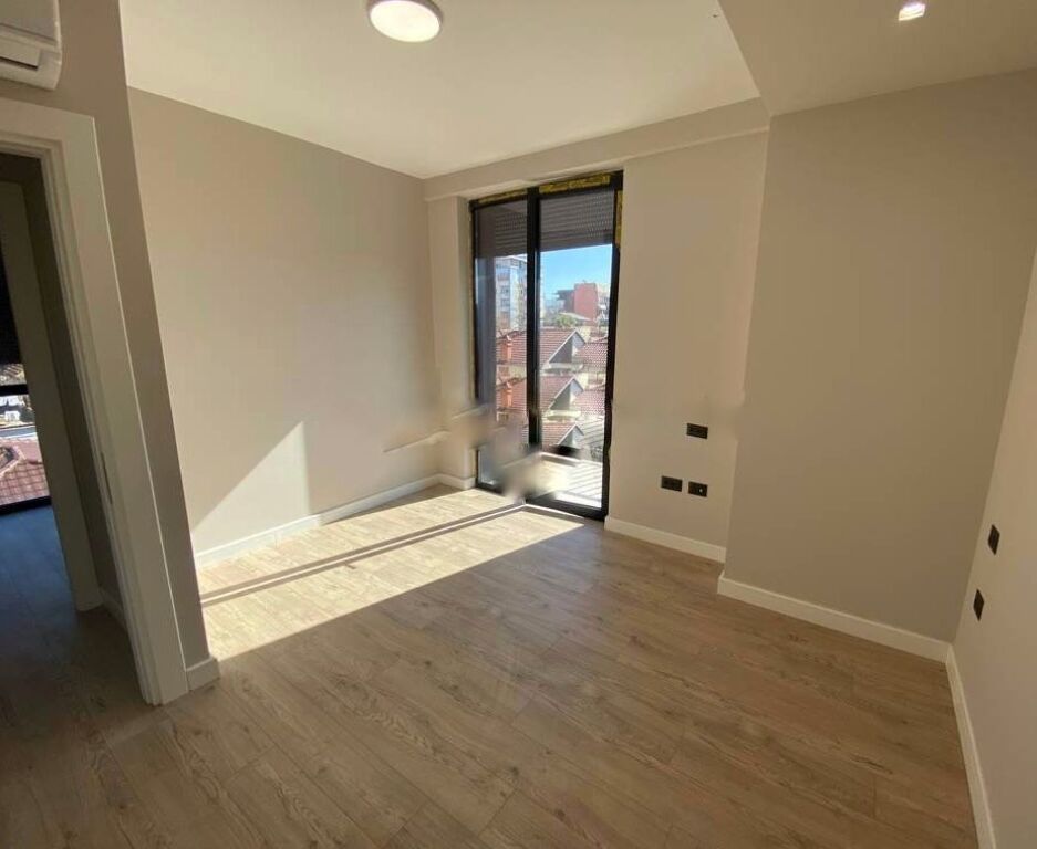 Affittasi appartamento 2+1+2 balconi vicino alla Scuola Rossa