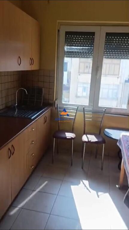 JEPET AMBJENT ME QERA 2+1+ BALLKON " RRUGA KAVAJES " 800 EURO