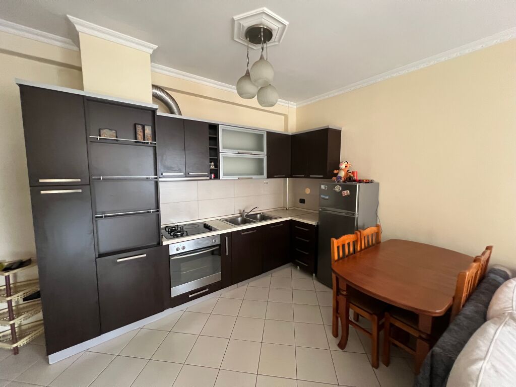 2+1 In Affitto, Astir, Bar Artisti