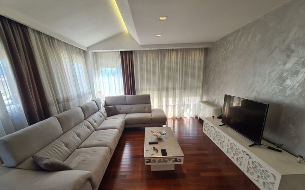 Vendesi in vendita 2+1+2