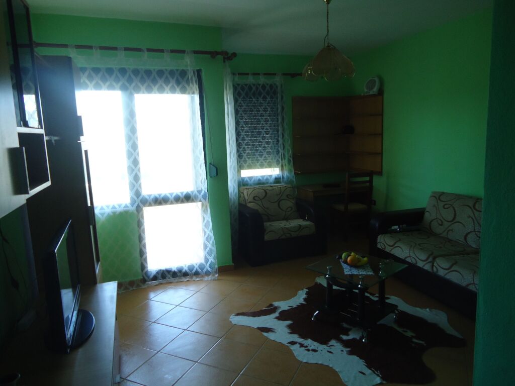 PËR SHITJE – APARTAMENT I MOBILUAR NË GOLEM.