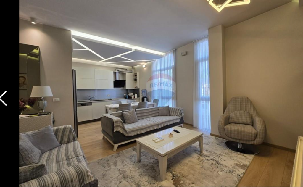 Apartament per shitje 2+1+2 tek Komuna e Parisit