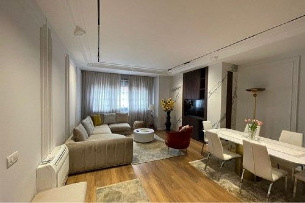 Apartament 2+1+2 me qira në qendër të Tiranës