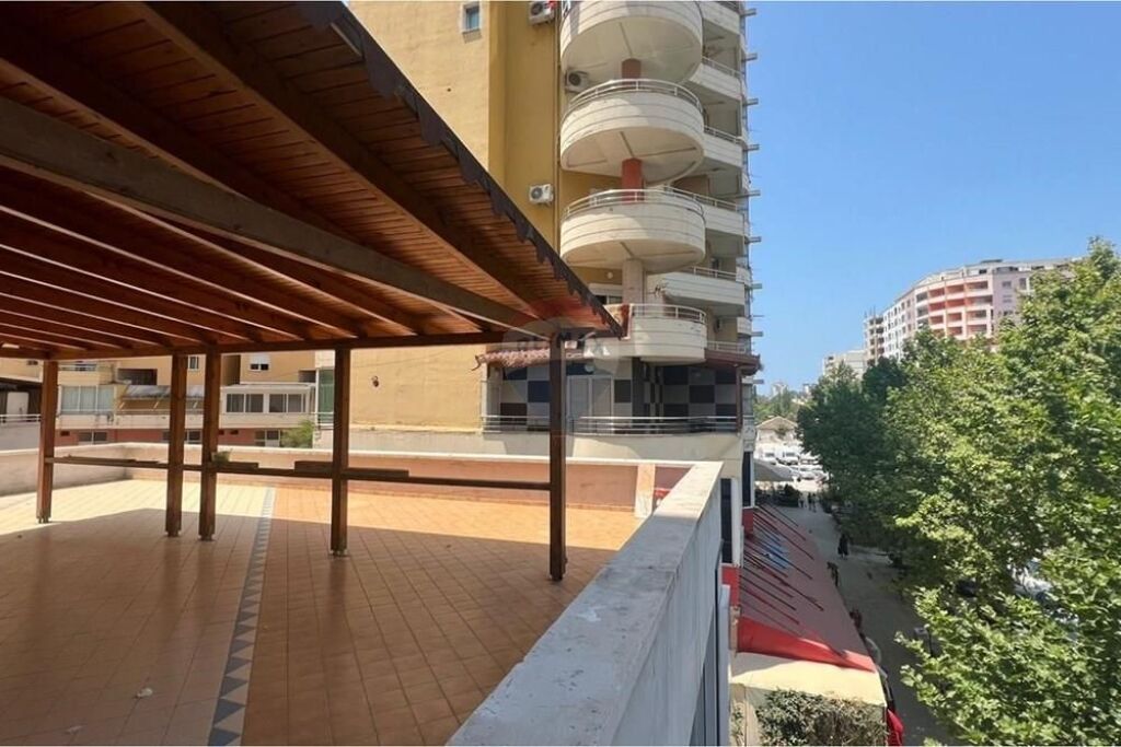 🏡 Apartament 2+1 me Super Verandë për Shitje – Rruga e Portit, Vlorë