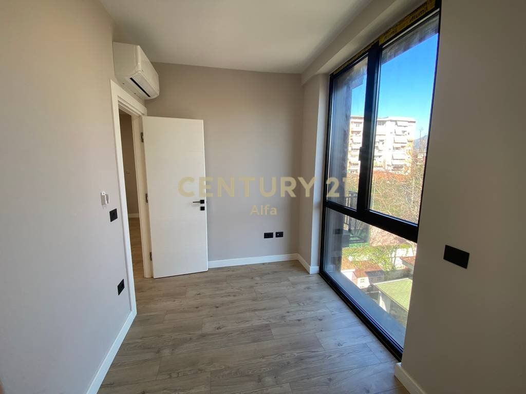 Jepet me qira apartament 2+1+2 ballkone tek Shkolla e Kuqe!