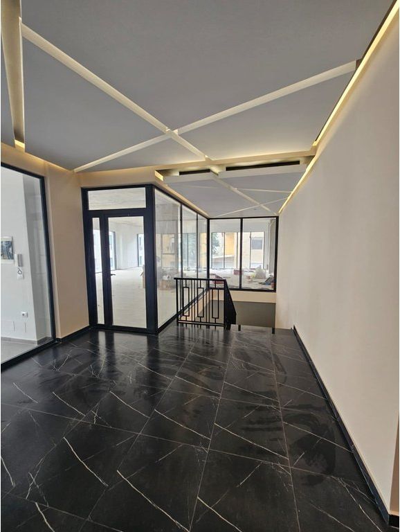 Locale Commerciale 250.5 m² in Affitto vicino al Centro di Tirana, Accanto alla Strada Principale