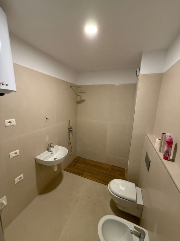 Ambjent Zyre Per Qira Komoleksi Zirkon ( Pranë Qsut)