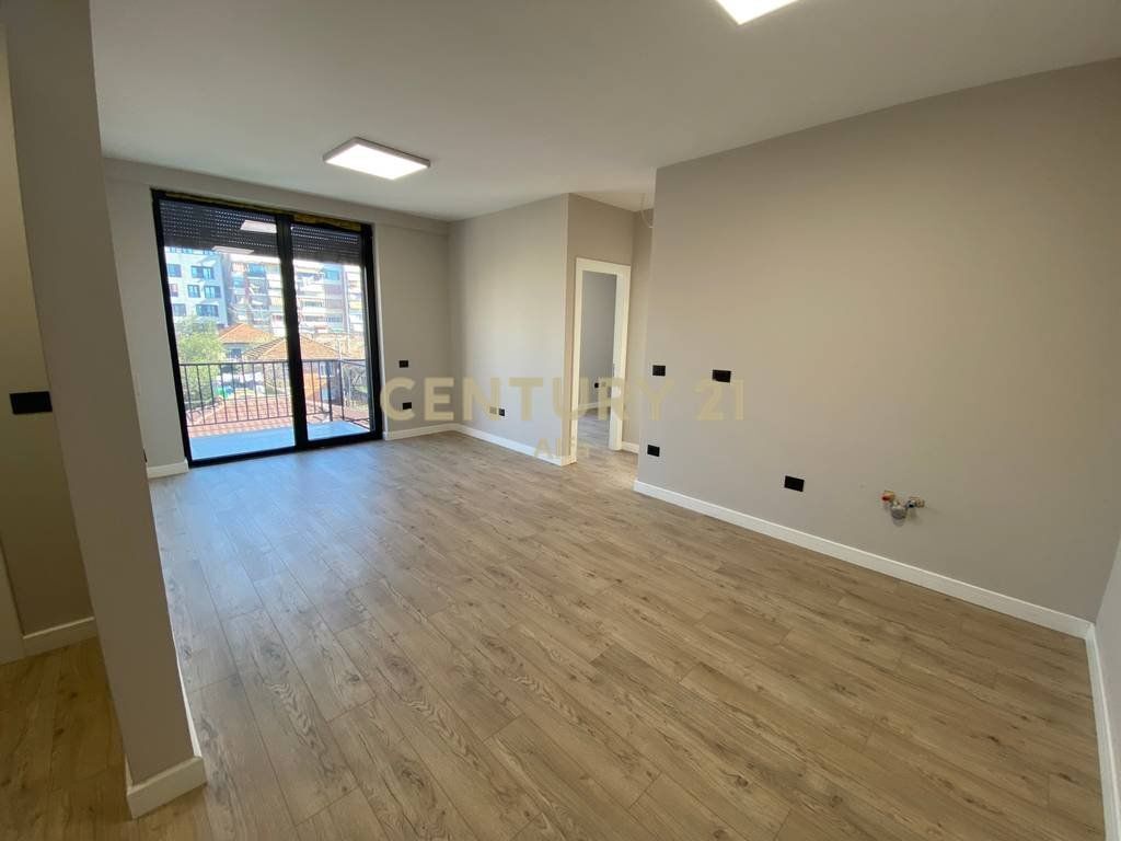 Jepet me qira apartament 2+1+2 ballkone tek Shkolla e Kuqe!