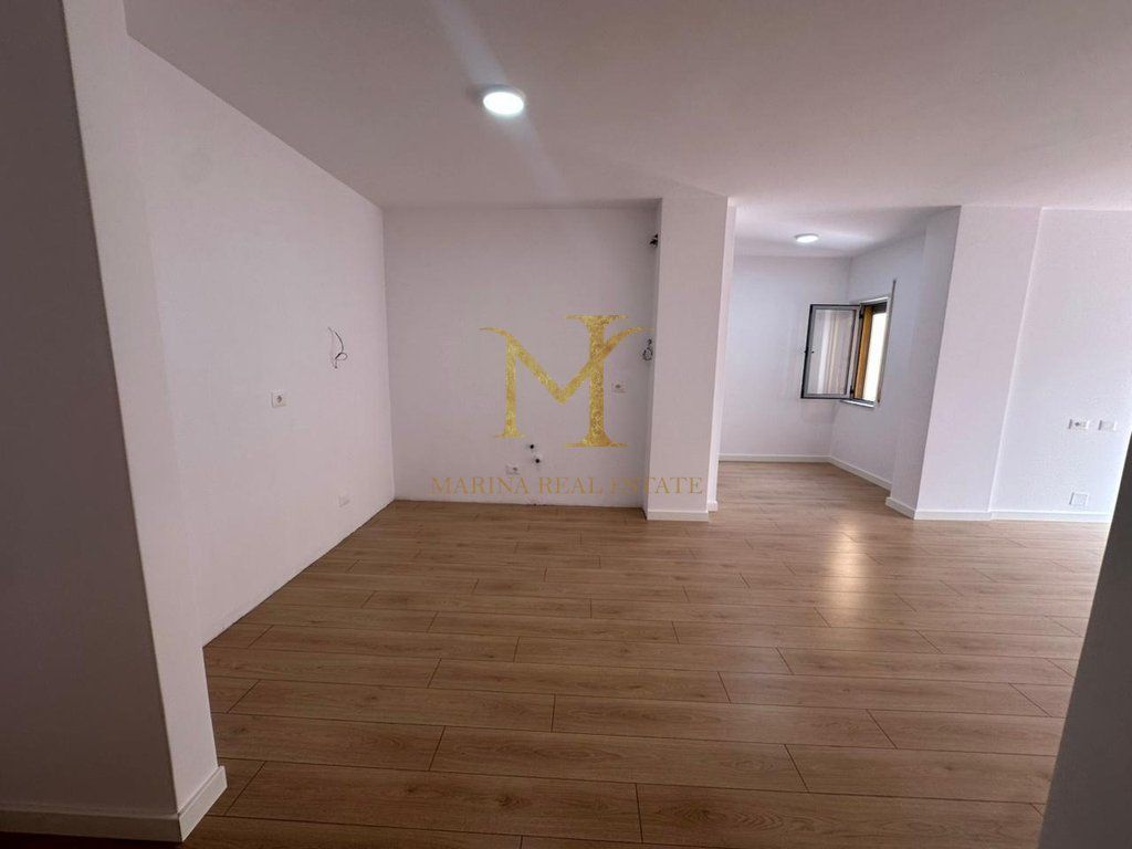 SHITET APARTAMENT 2+1 + DEPO NE NJE PALLAT TE RI NE PLAZH HEKURUDHA !