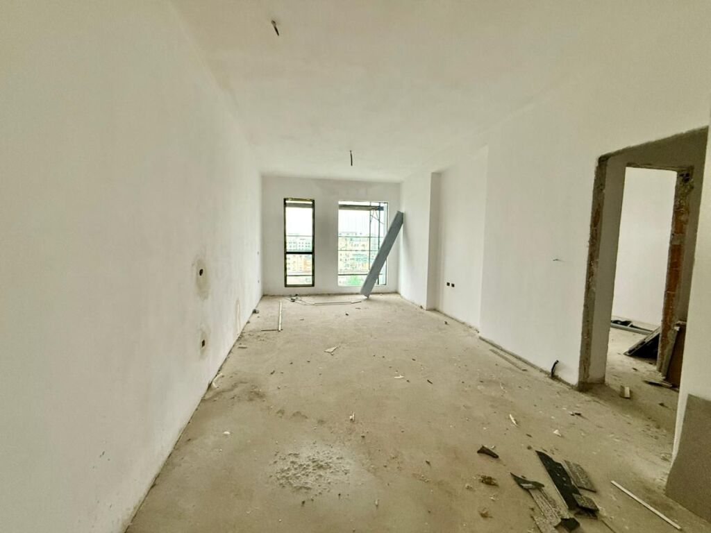 🏡 Shitet Apartament 1+1 në Arlis Square 21 📍 Rruga e Kavajës – me pamje nga rruga kryesore