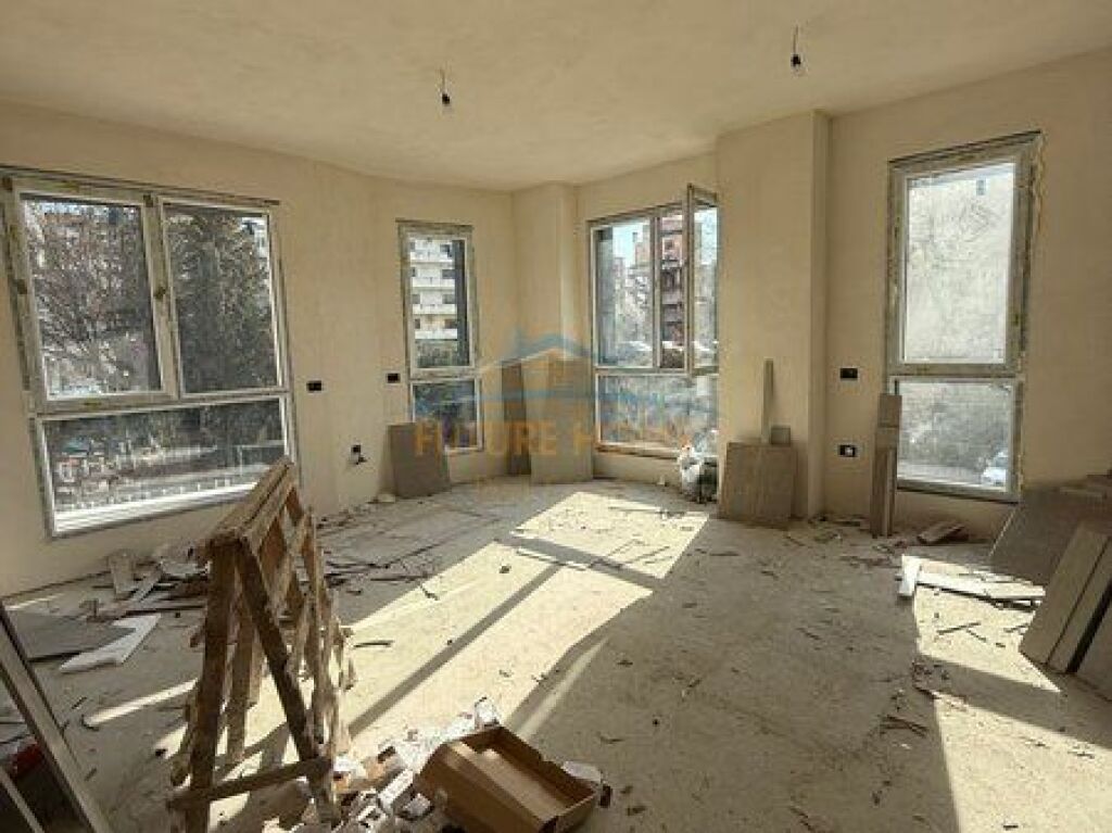 Shitet, Apartament 2+1+2+Depo ,prane Fushës së Alidemit, Tiranë., Tiranë.