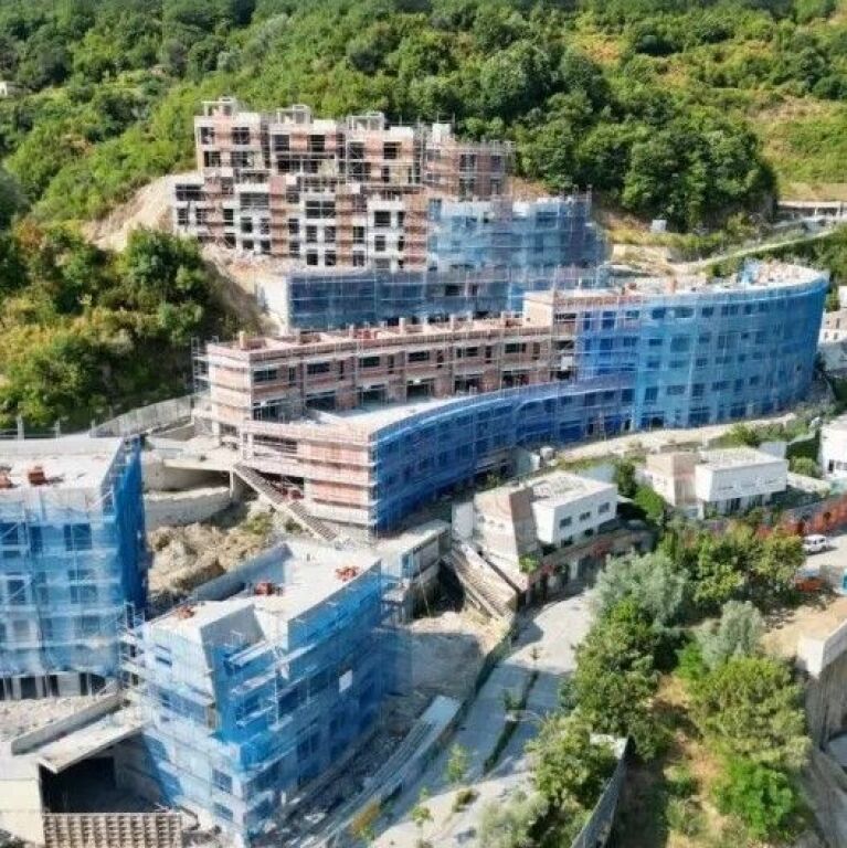 Triplex 3+1+3+veranda in vendita📍Kodra Diellit