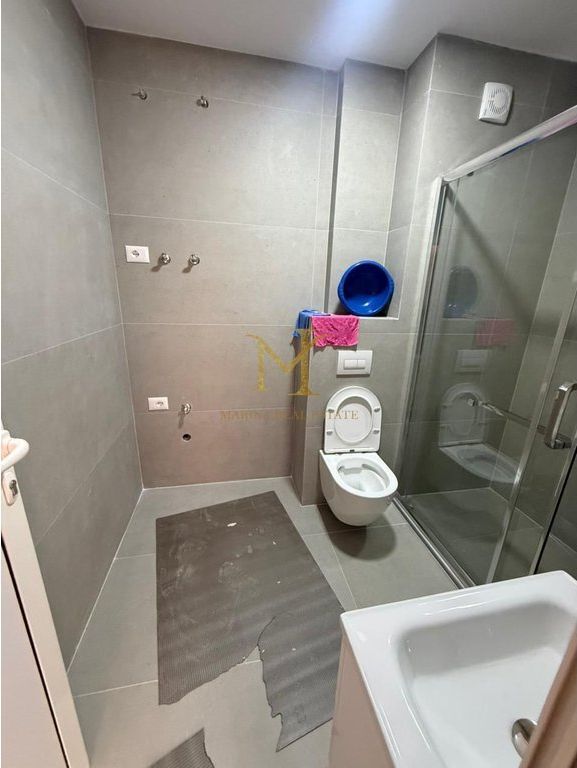 SHITET APARTAMENT 2+1 + DEPO NE NJE PALLAT TE RI NE PLAZH HEKURUDHA !