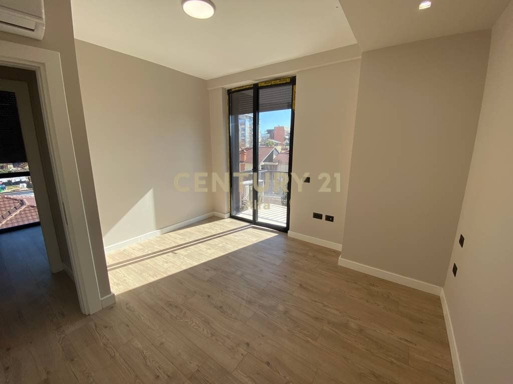 Jepet me qira apartament 2+1+2 ballkone tek Shkolla e Kuqe!