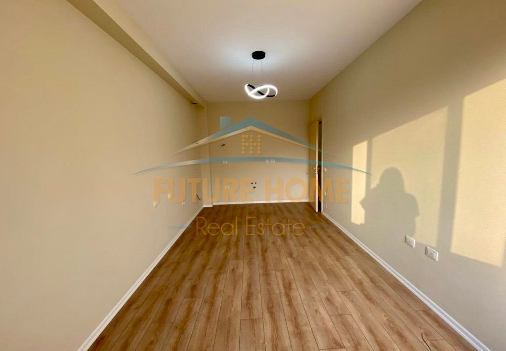 📍 Unaza e Re, Bulevardi Migjeni – Shitet 2+1 me Hipotekë & Fasadë të Ventiluar! 🏠