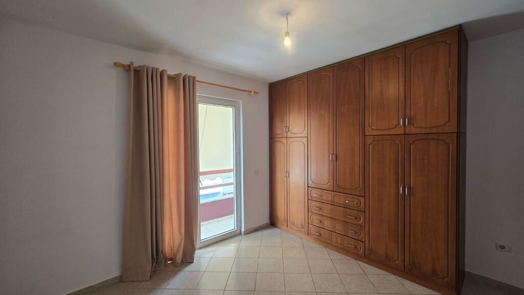 Tirane, affittasi appartamento 2+1, 8° piano, 92 m², 350 € Palazzi Cabej