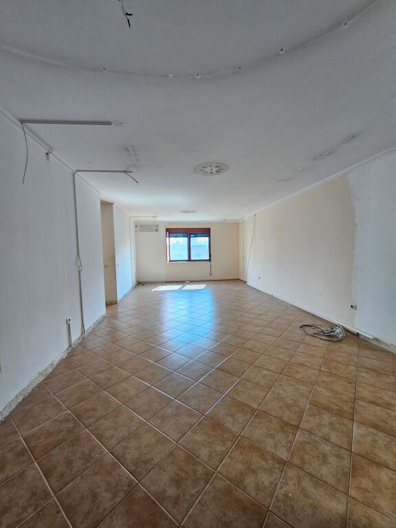Me Qera: *Ambient (125m2)* e ndarë në 3 dhoma  📍Stacioni trenit - pallat i ri -Buzë rrugës kryesore ( *850€/muaj* ) Super Location