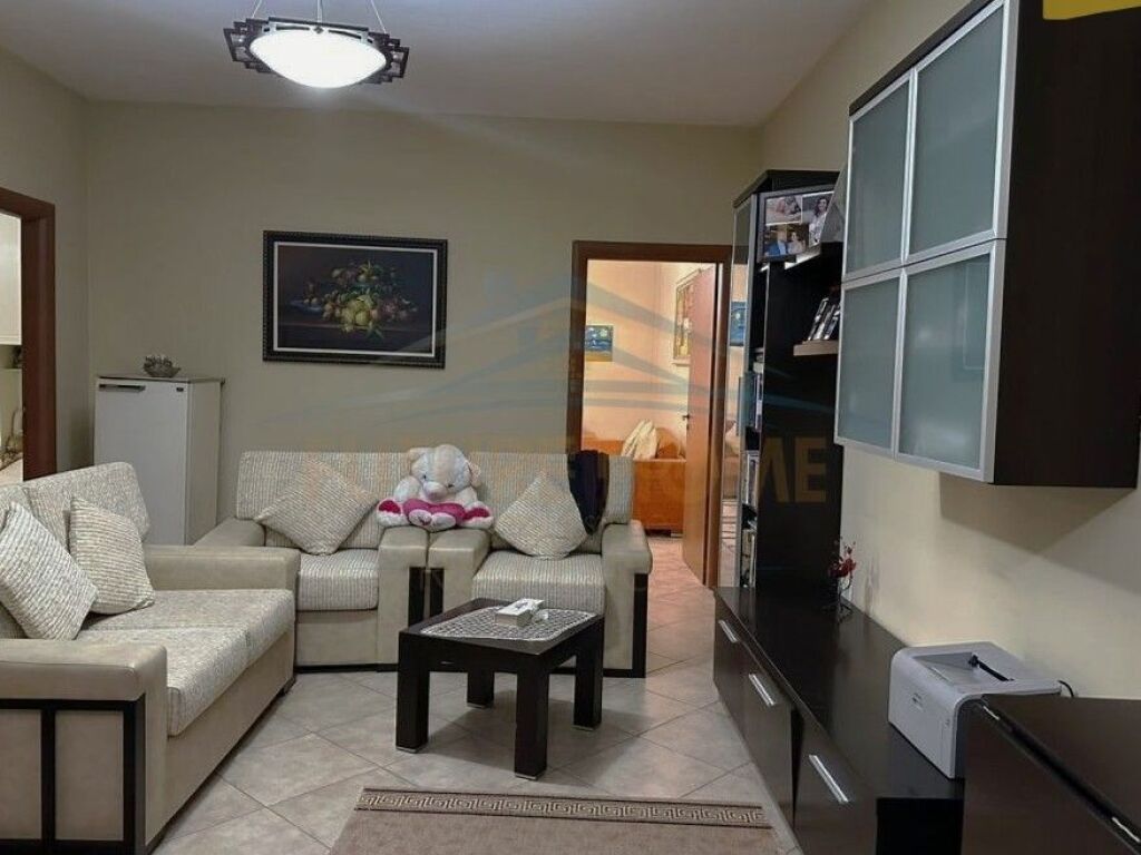 Shitet, Apartament 2+1+2, Rruga 5 Maji