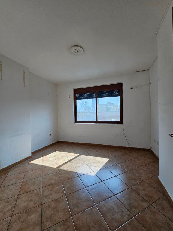 Me Qera: *Ambient (125m2)* e ndarë në 3 dhoma  📍Stacioni trenit - pallat i ri -Buzë rrugës kryesore ( *850€/muaj* ) Super Location